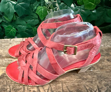 Afbeelding in Gallery-weergave laden, bijna Nieuwe mooie Sandalen van Timberland maat 39