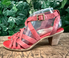 Afbeelding in Gallery-weergave laden, bijna Nieuwe mooie Sandalen van Timberland maat 39