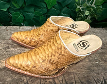 Afbeelding in Gallery-weergave laden, bijna Nieuwe python leren clogs/muilen van Sendra maat 38
