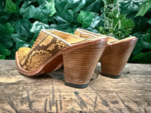 Afbeelding in Gallery-weergave laden, bijna Nieuwe python leren clogs/muilen van Sendra maat 38