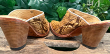Afbeelding in Gallery-weergave laden, bijna Nieuwe python leren clogs/muilen van Sendra maat 38