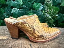 Afbeelding in Gallery-weergave laden, bijna Nieuwe python leren clogs/muilen van Sendra maat 38