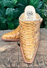 Afbeelding in Gallery-weergave laden, bijna Nieuwe python leren clogs/muilen van Sendra maat 38