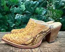 Afbeelding in Gallery-weergave laden, bijna Nieuwe python leren clogs/muilen van Sendra maat 38