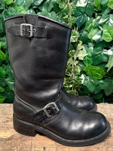 Afbeelding in Gallery-weergave laden, Bijna Nieuwe mooie biker boots van Sendra maat 42