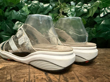 Afbeelding in Gallery-weergave laden, Nieuwe slippers van Xsensible maat 42 (wijdte H)