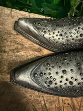 Afbeelding in Gallery-weergave laden, geweldig mooie aparte laarzen met studs van sendra maat 41