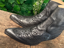 Afbeelding in Gallery-weergave laden, geweldig mooie aparte laarzen met studs van sendra maat 41