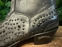 Afbeelding in Gallery-weergave laden, geweldig mooie aparte laarzen met studs van sendra maat 41