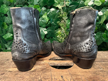 Afbeelding in Gallery-weergave laden, geweldig mooie aparte laarzen met studs van sendra maat 41