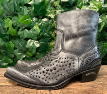 Afbeelding in Gallery-weergave laden, geweldig mooie aparte laarzen met studs van sendra maat 41