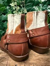 Afbeelding in Gallery-weergave laden, bijna nieuw mooie laarzen met ponyhair van Sendra maat 38