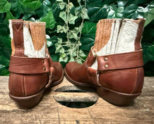 Afbeelding in Gallery-weergave laden, bijna nieuw mooie laarzen met ponyhair van Sendra maat 38