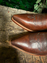 Afbeelding in Gallery-weergave laden, prachtige vintage laarzen van Sendra maat 41 (maat 7,5)
