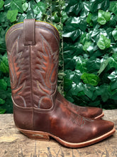 Afbeelding in Gallery-weergave laden, prachtige vintage laarzen van Sendra maat 41 (maat 7,5)