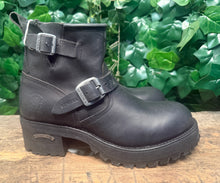 Afbeelding in Gallery-weergave laden, geweldig mooie vintage plateau boots van Sendra maat 42