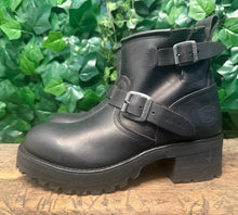 Afbeelding in Gallery-weergave laden, geweldig mooie vintage plateau boots van Sendra maat 42