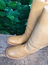 Afbeelding in Gallery-weergave laden, prachtige vintage blokhak laarzen van Sendra maat 38