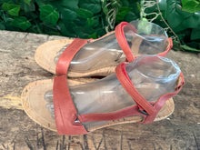 Afbeelding in Gallery-weergave laden, Nieuwe mooie leren sandalen van teva maat 41