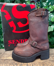 Afbeelding in Gallery-weergave laden, geweldig mooie vintage plateau boots van Sendra maat 39