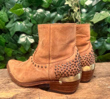 Afbeelding in Gallery-weergave laden, bijna Nieuwe stoere laarsjes van Sendra maat 38