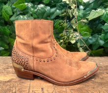 Afbeelding in Gallery-weergave laden, bijna Nieuwe stoere laarsjes van Sendra maat 38