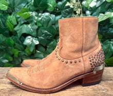 Afbeelding in Gallery-weergave laden, bijna Nieuwe stoere laarsjes van Sendra maat 38