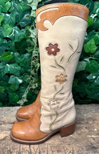 Afbeelding in Gallery-weergave laden, Prachtige vintage hoge blokhak flower laars sendra maat 38