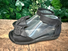 Afbeelding in Gallery-weergave laden, bijna Nieuwe mooie leren sandalen loints of holland maat 40