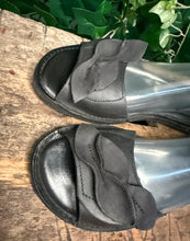 Afbeelding in Gallery-weergave laden, bijna Nieuwe mooie leren sandalen loints of holland maat 40