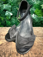 Afbeelding in Gallery-weergave laden, bijna Nieuwe mooie leren sandalen loints of holland maat 40