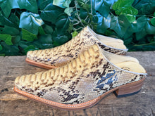 Afbeelding in Gallery-weergave laden, gave vintage retro muilen python leer van Sendra maat 43