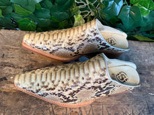 Afbeelding in Gallery-weergave laden, gave vintage retro muilen python leer van Sendra maat 43