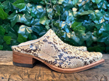 Afbeelding in Gallery-weergave laden, gave vintage retro muilen python leer van Sendra maat 43