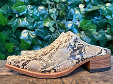 Afbeelding in Gallery-weergave laden, gave vintage retro muilen python leer van Sendra maat 43