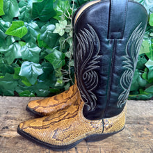 Afbeelding in Gallery-weergave laden, Hele mooie vintage python leren laarzen van Sendra maat 40