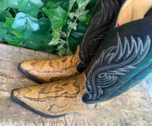 Afbeelding in Gallery-weergave laden, Hele mooie vintage python leren laarzen van Sendra maat 40