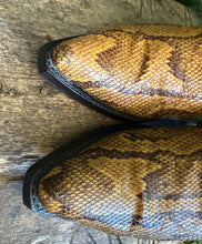 Afbeelding in Gallery-weergave laden, Hele mooie vintage python leren laarzen van Sendra maat 40