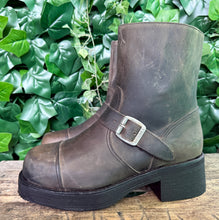 Afbeelding in Gallery-weergave laden, prachtige vintage plateau boots van Sendra maat 42