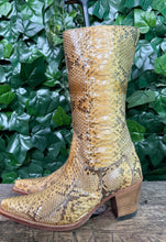 Afbeelding in Gallery-weergave laden, prachtige vintage laarzen van python leer van Sendra maat 38