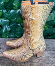 Afbeelding in Gallery-weergave laden, prachtige vintage laarzen van python leer van Sendra maat 38