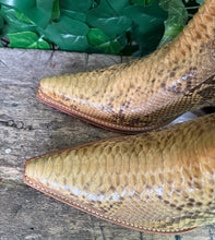 Afbeelding in Gallery-weergave laden, prachtige vintage laarzen van python leer van Sendra maat 38