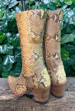Afbeelding in Gallery-weergave laden, prachtige vintage laarzen van python leer van Sendra maat 38