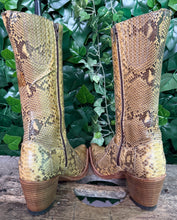 Afbeelding in Gallery-weergave laden, prachtige vintage laarzen van python leer van Sendra maat 38