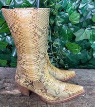 Afbeelding in Gallery-weergave laden, prachtige vintage laarzen van python leer van Sendra maat 38
