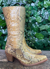 Afbeelding in Gallery-weergave laden, prachtige vintage laarzen van python leer van Sendra maat 38