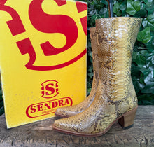 Afbeelding in Gallery-weergave laden, prachtige vintage laarzen van python leer van Sendra maat 38
