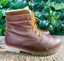 Afbeelding in Gallery-weergave laden, Bijna Nieuwe gevoerde boots van Panama Jack maat 43