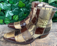 Afbeelding in Gallery-weergave laden, Bijna Nieuwe python vintage laarzen van Sendra maat 42