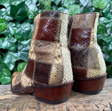 Afbeelding in Gallery-weergave laden, Bijna Nieuwe python vintage laarzen van Sendra maat 42